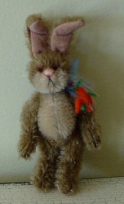 DEB CANHAM  ''CARROTS BUNNY''  BROWN/WHITE MOHAIR BUNNY HOLDING CARROTS
