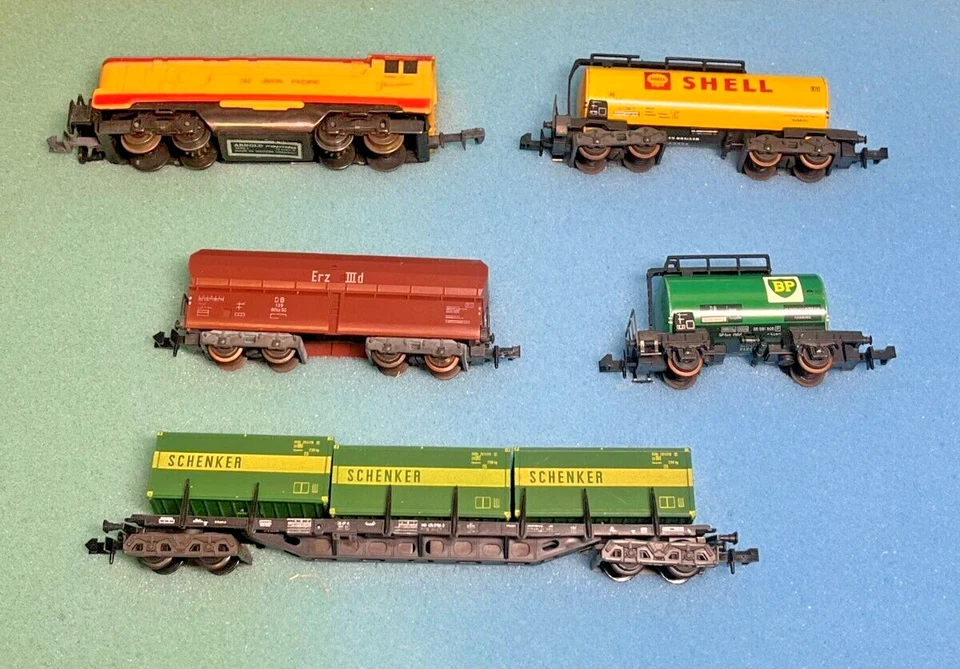 N Scale Arnold 1972 Rapido Diesel Locomotive and 4 Freight Cars Custom Wood Case - Image 3 of 4