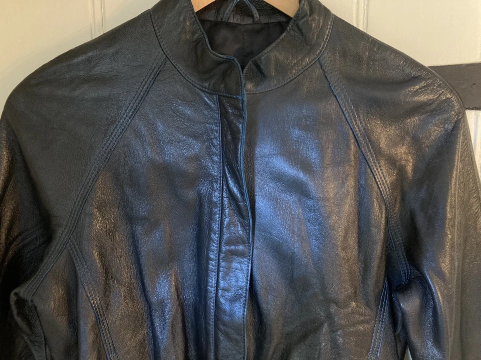 CHAQUETA BOMBER REISS MUJER NEGRA DE CUERO FLEXIBLE PUÑOS Y DOBLADILLO ELÁSTICOS S 10 Foto 4 de 4