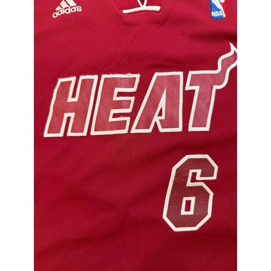Camiseta deportiva de baloncesto Miami Heat Lebron James #6 Adidas NBA día de Navidad roja niños M Foto 2 de 4