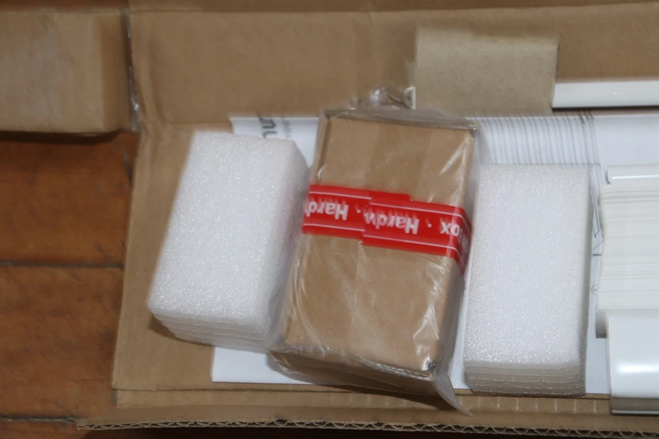 Mini persianas inalámbricas oscurecedoras de habitación de vinilo blanco con listones de 1" de 25" de ancho x 72" de largo Foto 4 de 4