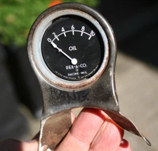 20's US Gauge Co. Rex-A-Co 10 lbs Oil Pressure Gauge w/ Mounting Bracket