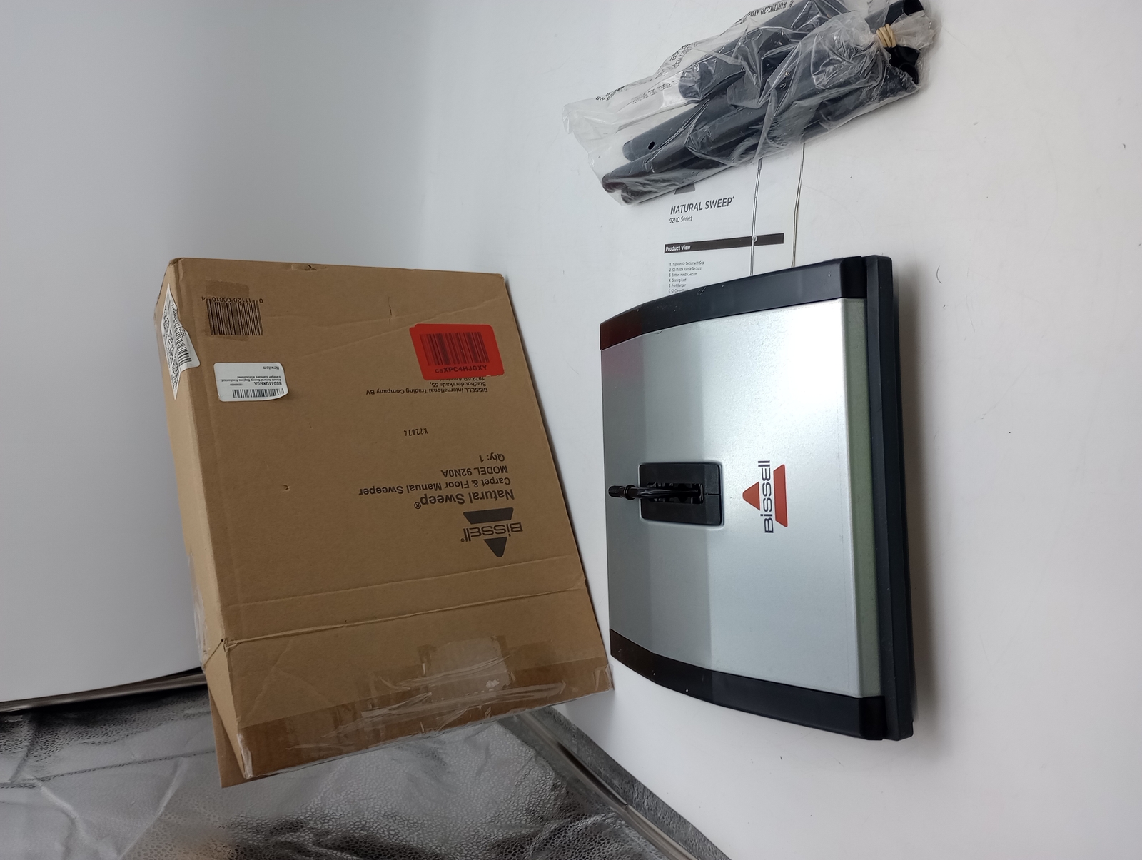 ПОДМЕТАЛЬНО-УБОРОЧНАЯ МАШИНА ДЛЯ КОВРОВЫХ ПОКРЫТИЙ BISSELL NATURAL SWEEP С 2 УГЛОВЫМИ ЩЕТКАМИ 92N0A - НИКЕЛЬ 7290₽