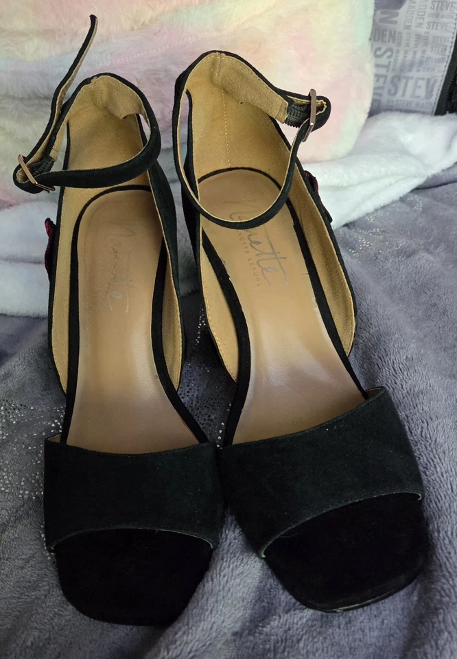 Tacones Nanette Lepore para mujer 7,5 Martina gamuza negra con flores bordadas Foto 3 de 4