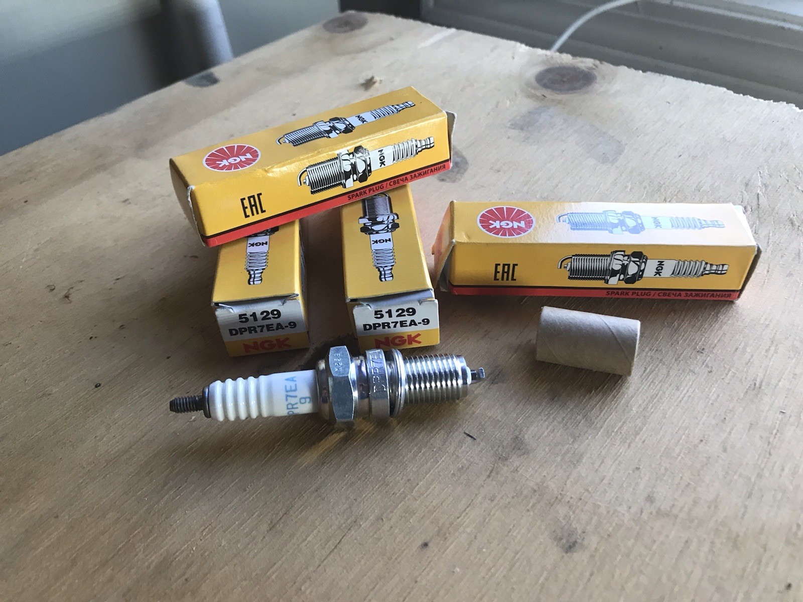 NGK 5129 DPR7EA-9 Sparkplugs Qty 4