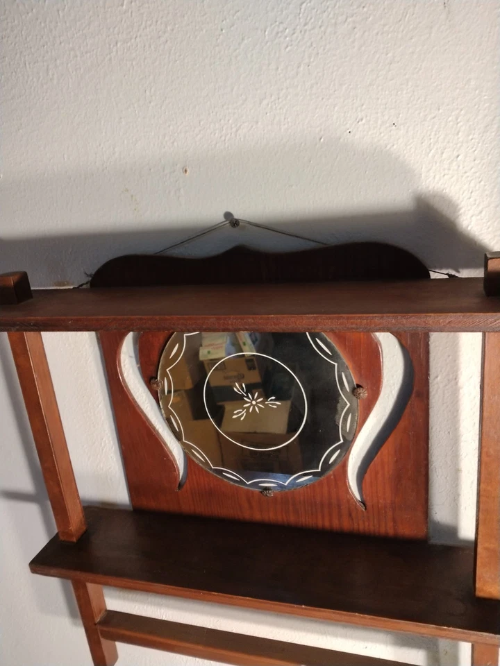 Espejo de afeitar de pared antiguo hecho a mano Primitive Mission con estante y toallero Foto 2 de 4