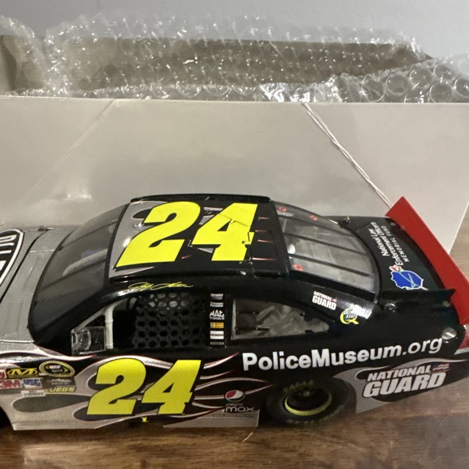 Jeff Gordon DuPont National Law Enforcement Officers Memorial Fund 2010 - Sin caja Foto 4 de 4