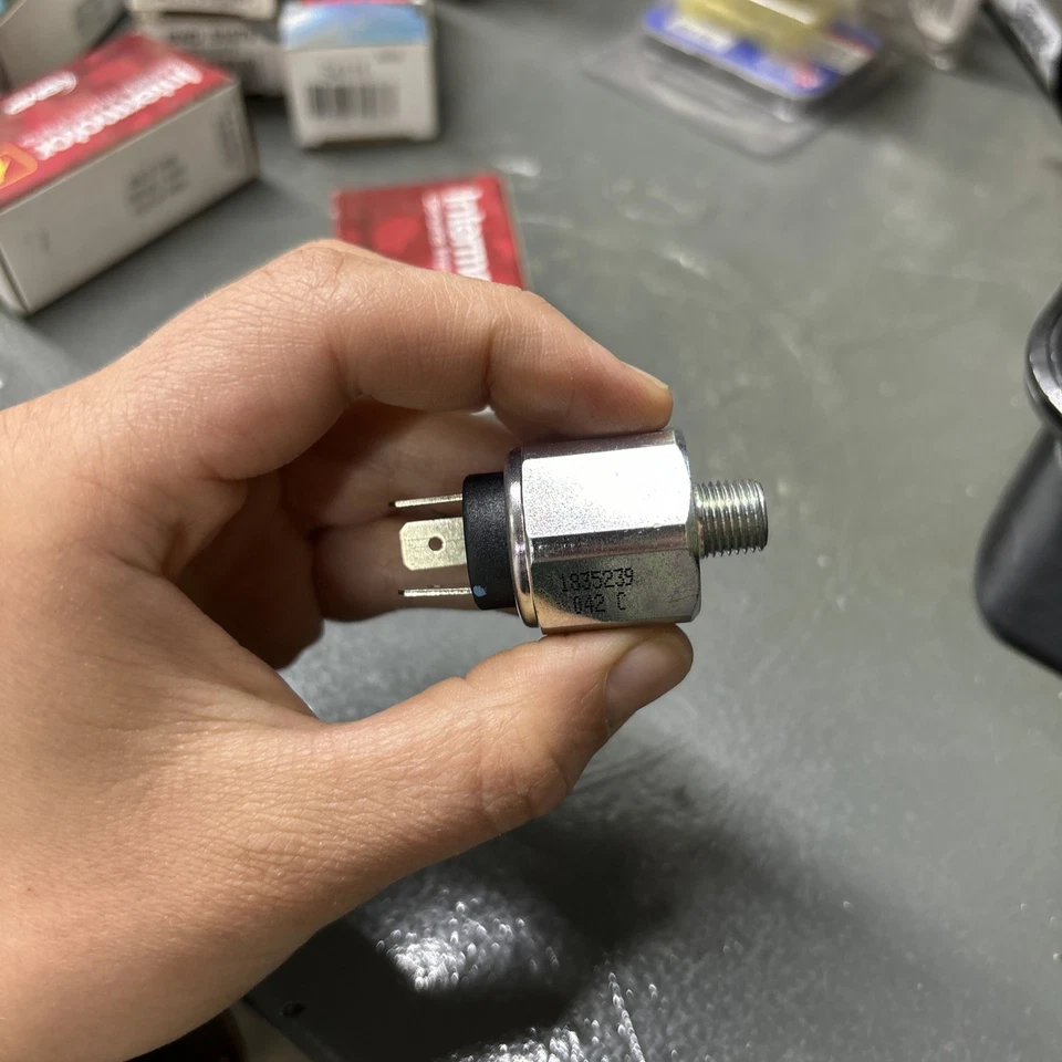 Intermotor BWD S567, interruptor de luz de freno, modelos seleccionados de Audi/Volkswagen/Porsche Foto 4 de 4