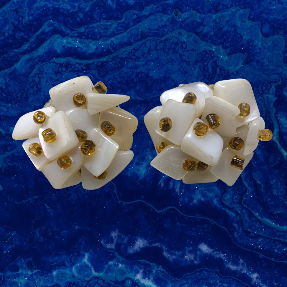 Pendientes Vintage Años 50 Madreperla MOP Chip Cluster Clip On Hecho en Japón Foto 3 de 4