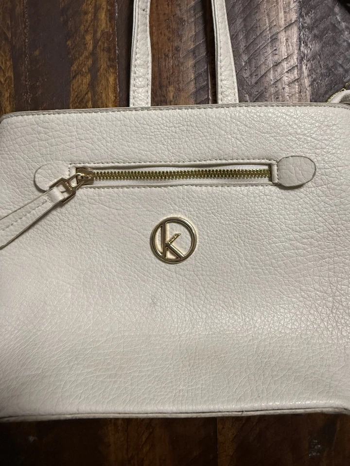 Bandolera de cuero blanco con herrajes dorados Foto 3 de 4