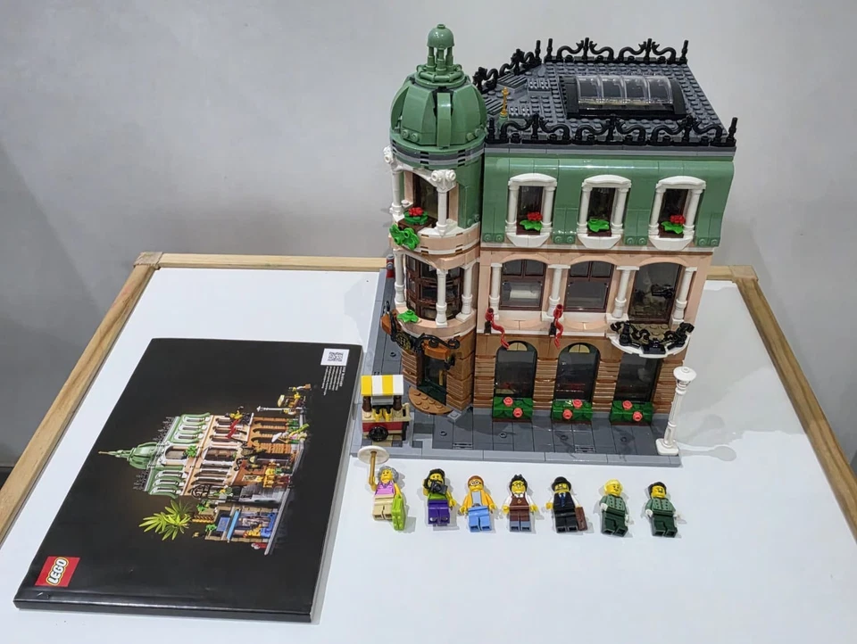 LEGO Modular Buildings 10297 Boutique Hotel, foto 3 di 5