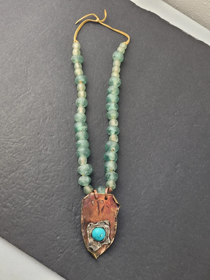 Colar pingente Howlite cobre vidro marinho reciclado robusto peça de declaração assinada - Imagem 3 de 4