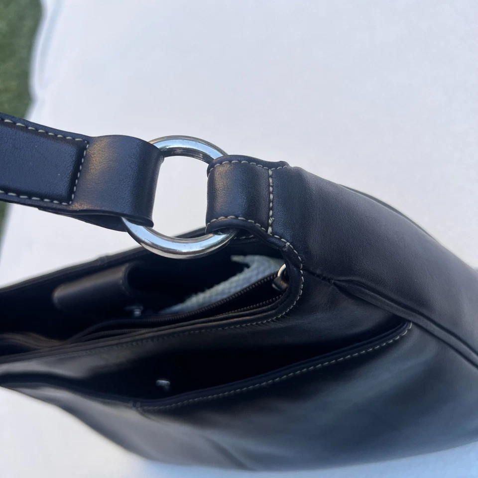 Bolso de hombro de cuero Nine West - negro estilo baguette Y2K, juntas tóricas plateadas Foto 3 de 4