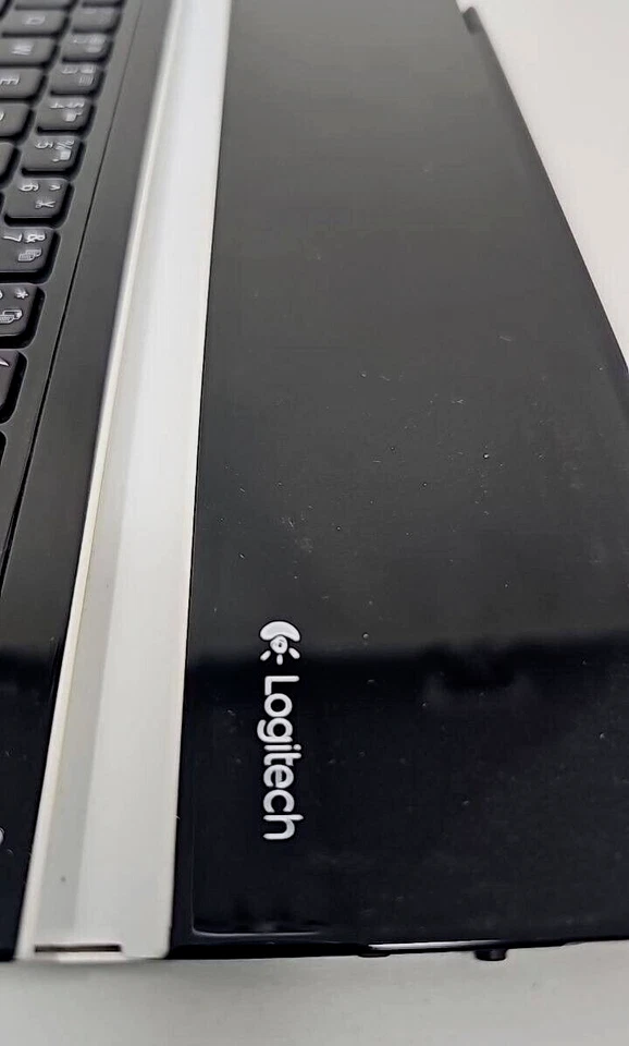 Logitech Ultrathin Wireless Bluetooth Keyboard Case for iPad 2 3rd 4th Gen Cover - Image 2 of 4