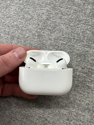 Apple AirPods Pro (1st Gen) with MagSafe Wireless Charging Case (Lightning port) - Photo 6 sur 8