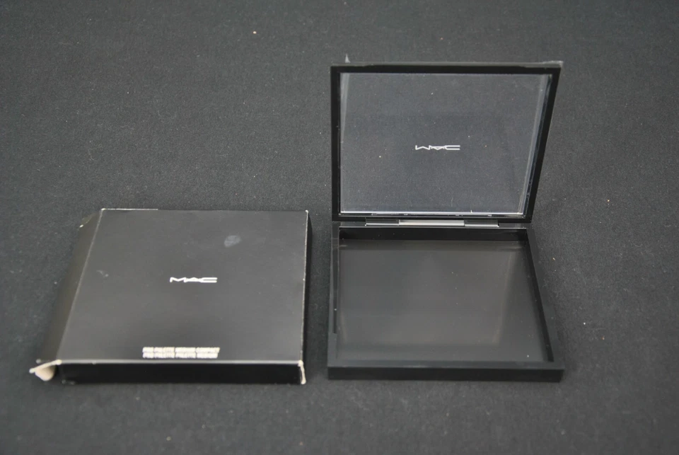 NIB MAC Palette Medium Compact Mirror 11125SS - Image 3 of 3