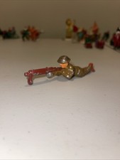 VINTAGE BARCLAY B61 / 728 MACHINE GUNNER LYING FLAT W/ TIN HELMET