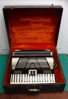 Vintage Piano/Button Accordion Petite w/ Case Parts Buttons Don't Rebound