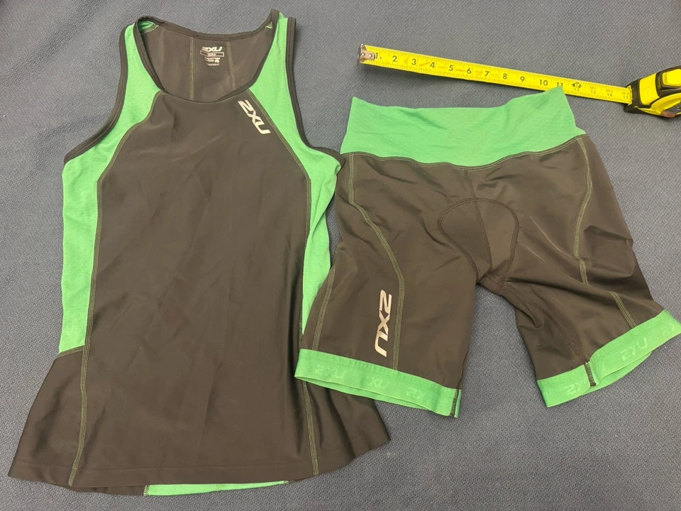 2XU Mujer Tri Kit Medio Gris y Verde Kelly 7” Pantalones Cortos y Singlet Usado en Excelente Condición Foto 2 de 4
