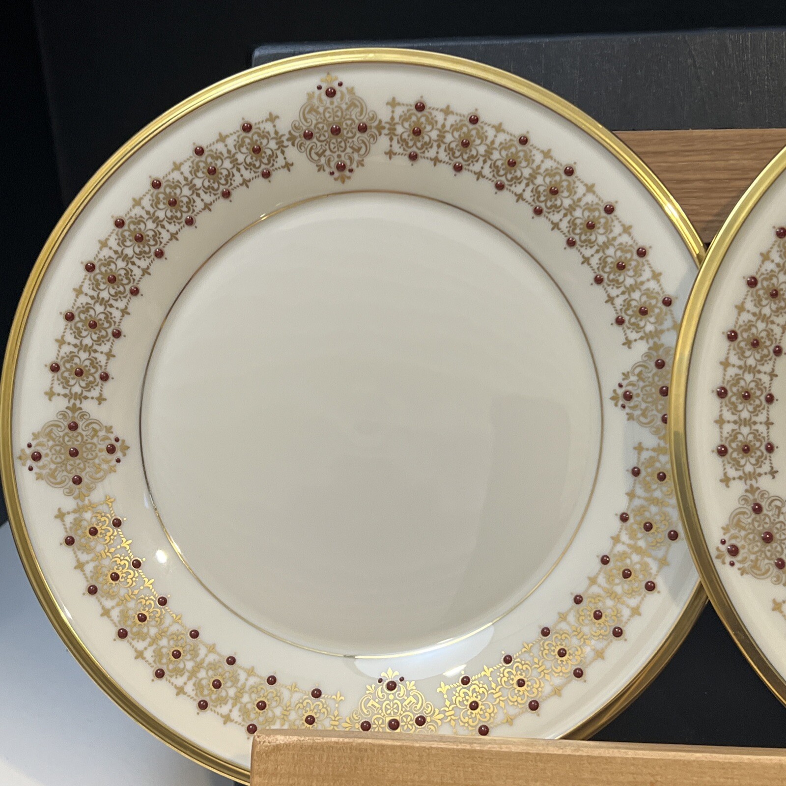 LENOX DIMENSION COLLECTION ETERNAL ACCENT PLATE, RED DOT & GOLD 9 3/8