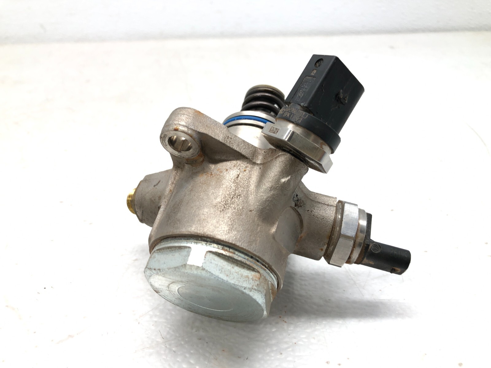 2014-2018 BENTLEY FLYING SPUR 4.0L V8 LEFT DRIVER FRONT HIGH PRESSURE FUEL PUMP.