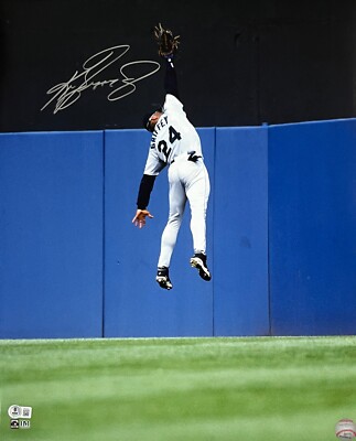 Ken Griffey Jr. Seattle Mariners Signed Wall Catch 16x20 Photo Bas
