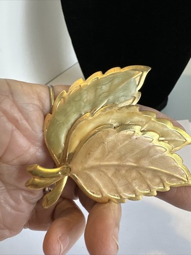 Vintage Brooch Gold Tone Enamel 3 Leaf Pin Jewelry Soft Yellow Green 3” - Imagen 5 de 12