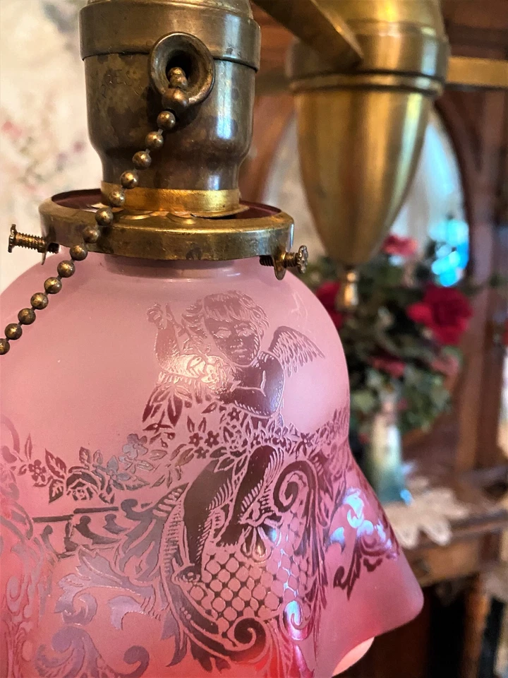 LÁMPARA COLGANTE DE LATÓN DE TRES BRAZOS / LUZ / ARAÑA con PANTALLAS DE QUERUBÍN ARÁNDANO Foto 3 de 4