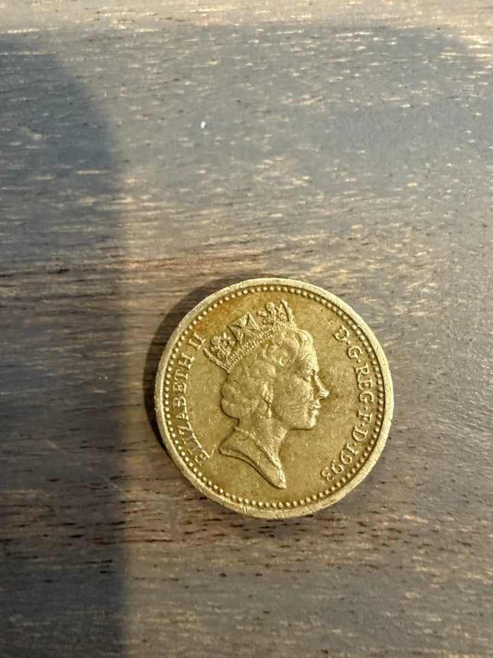 1993 Queen Elizabeth II One Pound coin upside-down rim error - Image 3 of 3