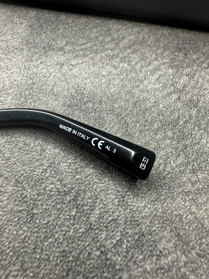 Óculos de sol de luxo Givenchy Gunmetal GV 7204 - Imagem 4 de 4