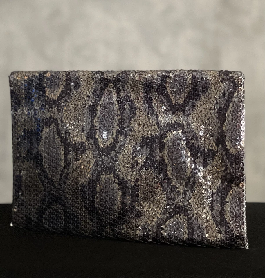 Cartera sin asas delgada BCBGMAXAZRIA azul marino/plateada lentejuelas diseño piel de serpiente/pitón Foto 2 de 4