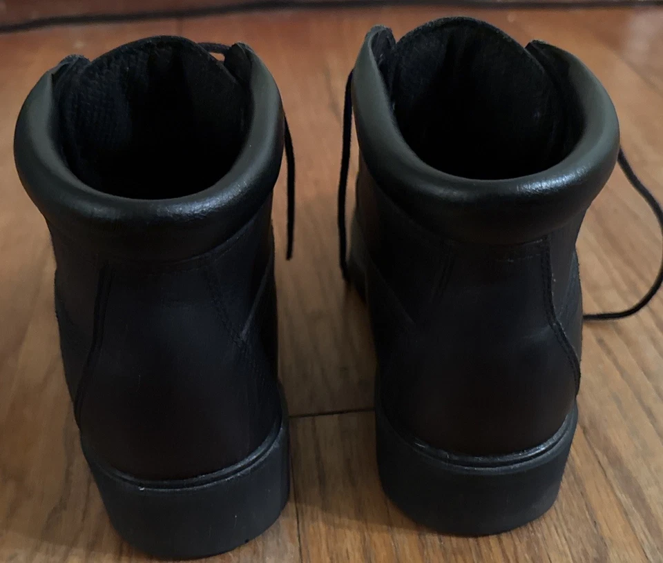 Botas para mujer Timberland Nellie impermeables chukka de cuero negro con cordones talla 5M Foto 2 de 4