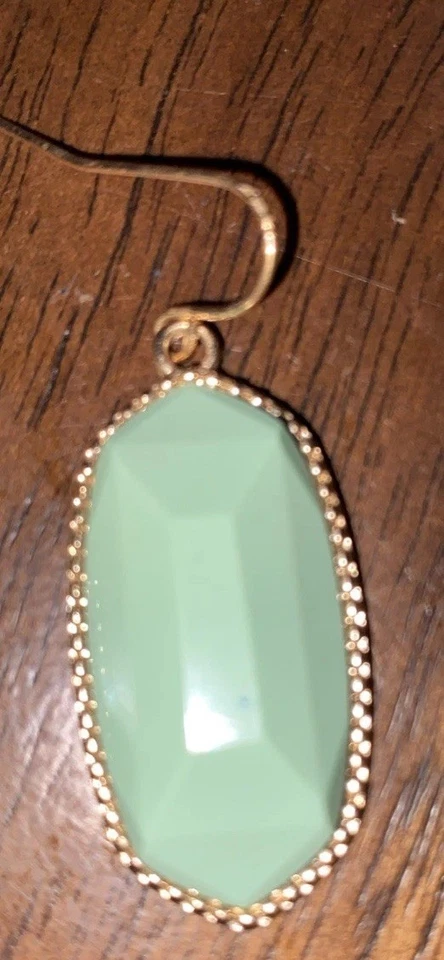 Pendientes colgantes boutique color aguamarina howlita tono plata ribete gota Foto 2 de 4