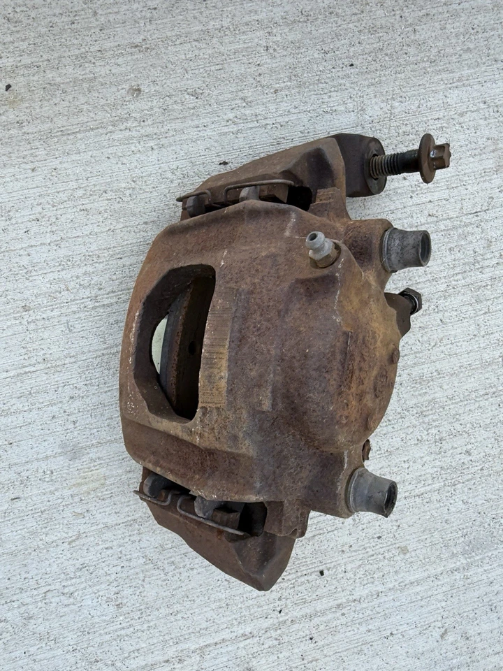 AMC Eagle 1980-88 pinza delantera lado del conductor y montaje lado del conductor Foto 2 de 2