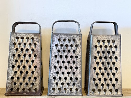 Grattugia formaggio metallo vintage assortita lotto di 6 rustiche rustiche casali rustiche - Foto 9 di 12