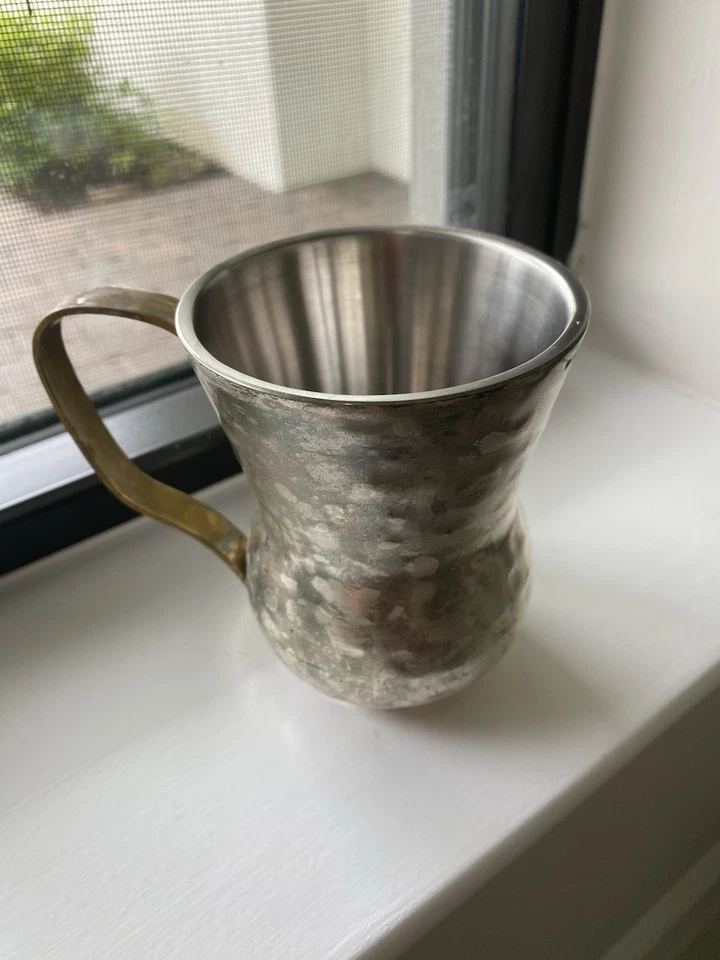 Caneca de metal martelada à mão Napastyle latão e aço inoxidável feita na Índia - Imagem 3 de 4