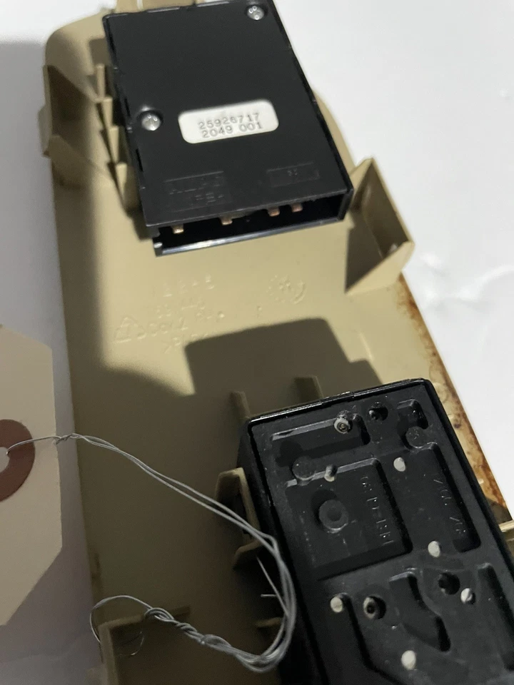 Interruptor de asiento del lado del pasajero delantero derecho Buick Enclave 2008-2013 beige/tostado OEM Foto 3 de 4