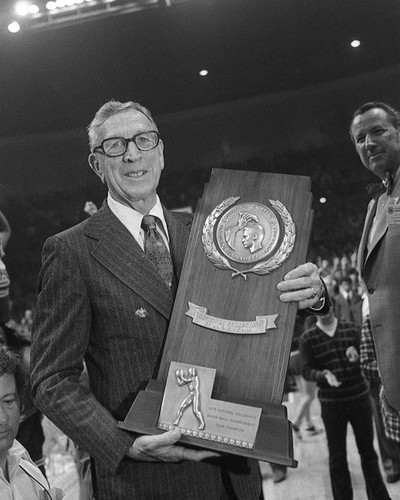 1975 UCLA Bruins JOHN WOODEN Glossy 8x10 Photo NCAA Championship Print Poster - Picture 1 of 1