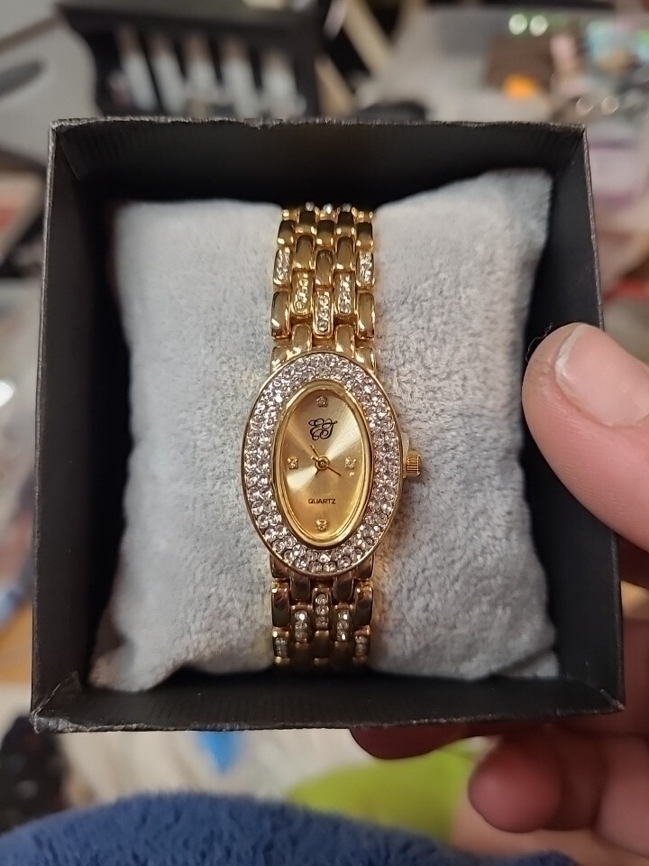 Elizabeth Taylor White Diamonds Watch Gold Toned Sparkly 
