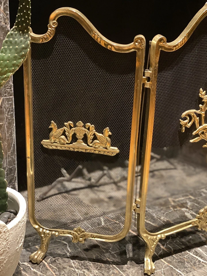 Antigua pantalla de chimenea provincial francesa estilo Luis XVI ornamentada de latón Foto 4 de 4