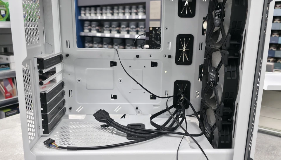 Corsair 220T Airflow Tempered Glass Mid-Tower Smart Case - White - Image 4 of 4