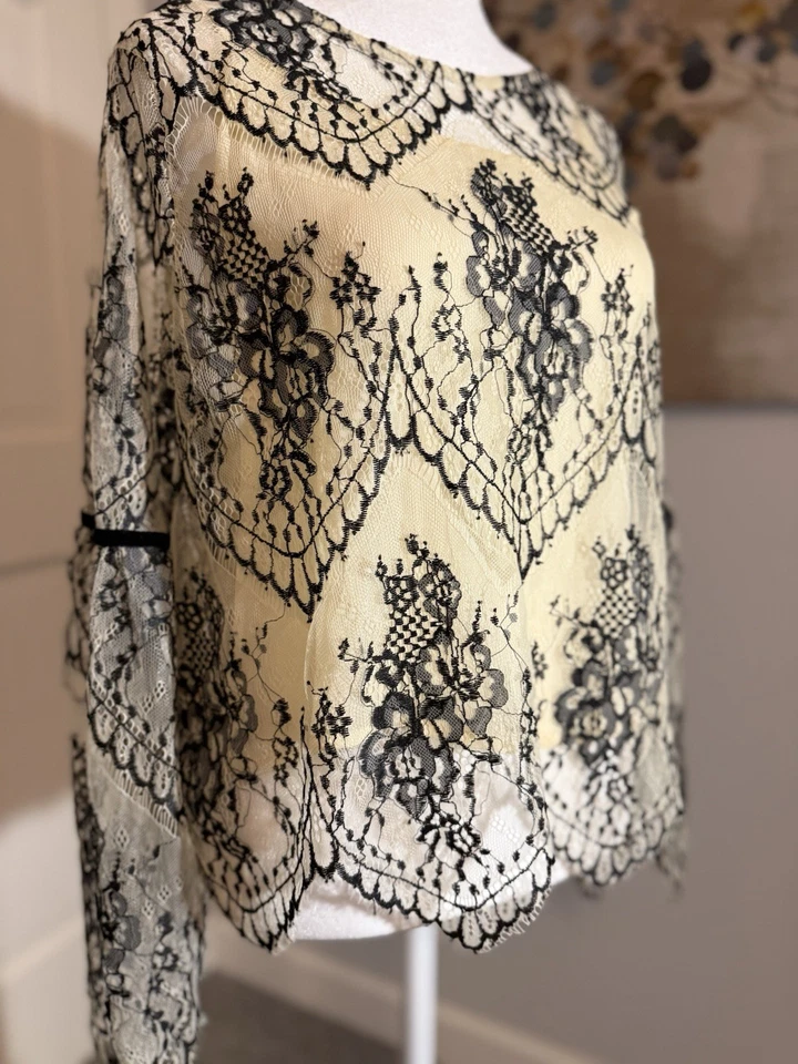 Nuevo con etiquetas Top Altar’d State Mujer’s Crema Negro Encaje Superpuesto Mangas Campana Mediano Foto 3 de 4