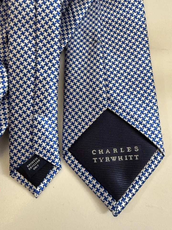 Gravata Charles Tyrwhitt Jermyn Street London geométrica azul marinho e branca empresarial - Imagem 4 de 4