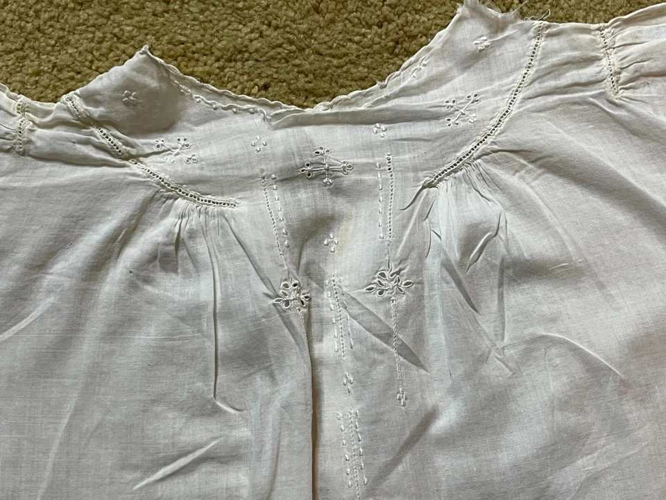Antiguo Vestido de Algodón Batista Blanco Bebé Eduardiano Francés Años 10 Hecho a Mano Bordado Foto 3 de 4