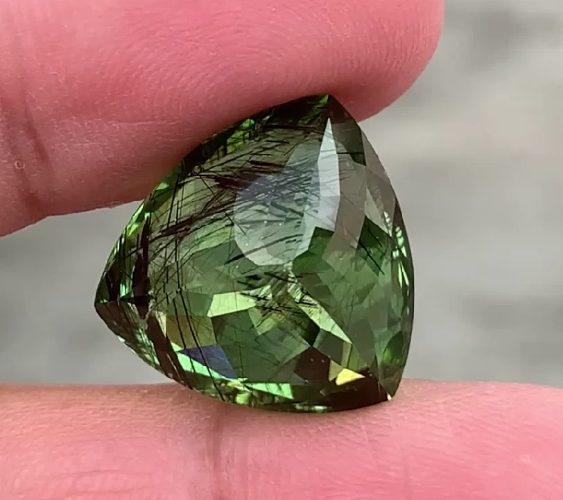 Piedras preciosas de peridoto rutilo verde profundo natural VS 27 CT corte de un billón de Pakistán Foto 3 de 3