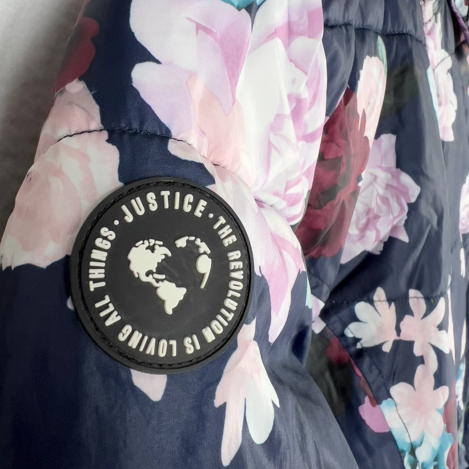 Jaqueta acolchoada Justice floral rosa estampa botânica com capuz meninas tamanho 10 - Imagem 3 de 4