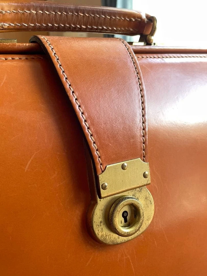 Bolso Dulles Daines & Hathaway Brida Británica Cuero Usado Foto 4 de 4