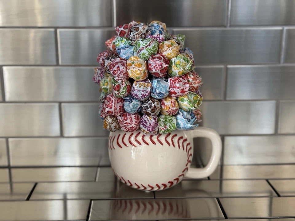 Taza de béisbol de cerámica Candy Bouquet-Basket con piruletas Dum Dum y lazo rojo Foto 2 de 2