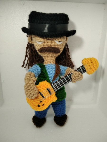 Carlos Santana figura amigurmi de 28 cm de altura hecho a ganchillo