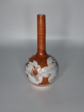 6" SIGNED ANTIQUE JAPANESE KUTANI BUD VASE FROM THE MEIJI PERIOD (1868-1912).